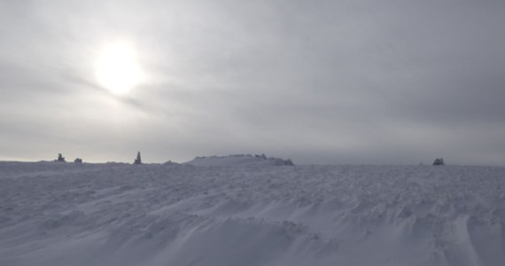 O​strzeżenie dla turystów: Uwaga na bardzo silny wiatr w Karkonoszach! Na Śnieżce wieje z prędkością blisko 150 km/h - informuje Karkonoski Park Narodowy (KPN).