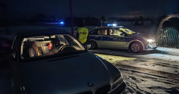 17-letni kierowca pożyczonym od brata samochodem uciekał przed policją wioząc cztery osoby w wieku 15-16 lat. 17-latek będzie odpowiadał przed sądem jako osoba pełnoletnia. Grozi mu m.in. wysoka grzywna, zakaz prowadzenia pojazdów i kara ograniczenia, a nawet pozbawienia wolności.