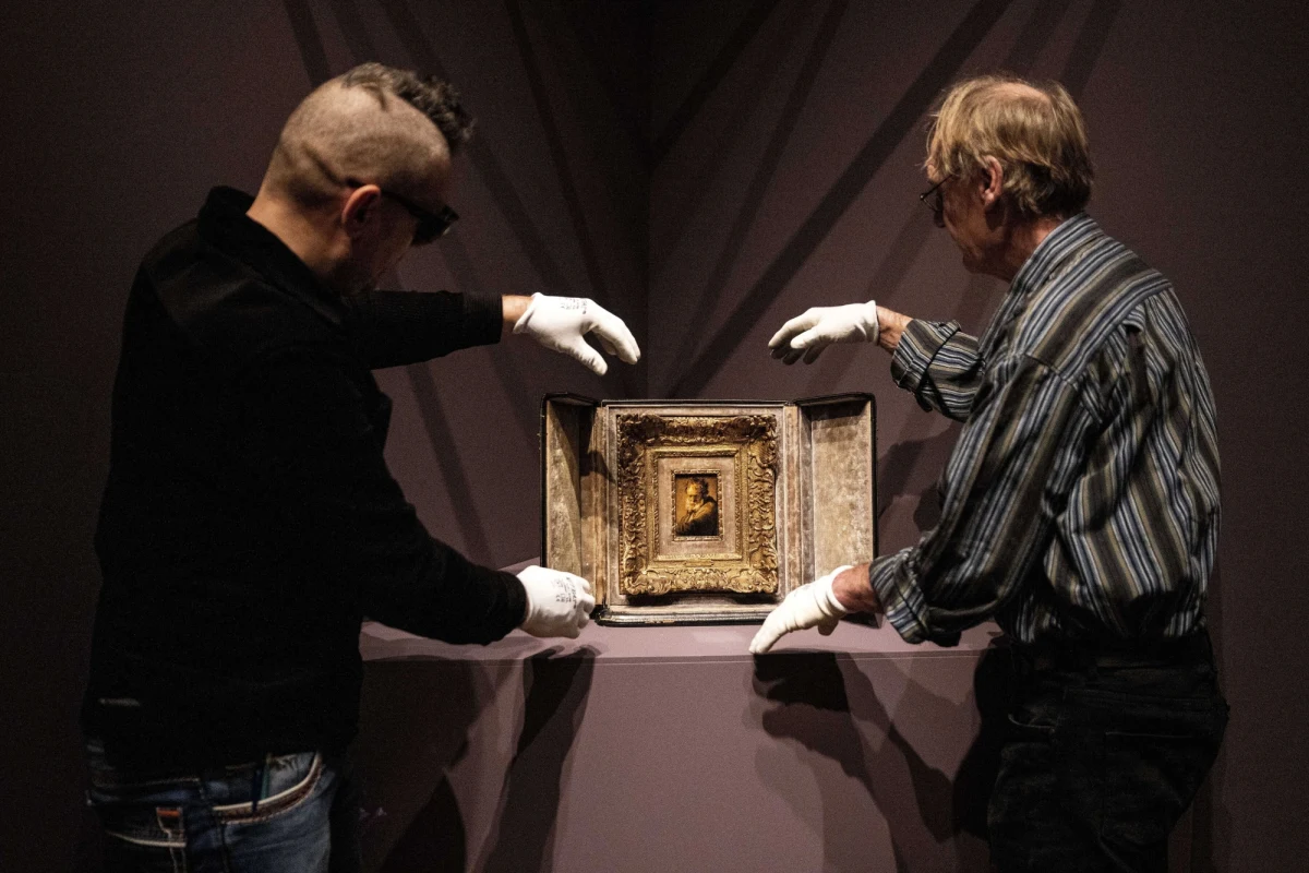 "Popiersie brodatego starca" z 1633 roku, czyli najmniejszy obraz, jaki kiedykolwiek namalował Rembrandt, będzie dostępny od soboty dla zwiedzających w stolicy Holandii - poinformowało muzeum Ermitaż w Amsterdamie.