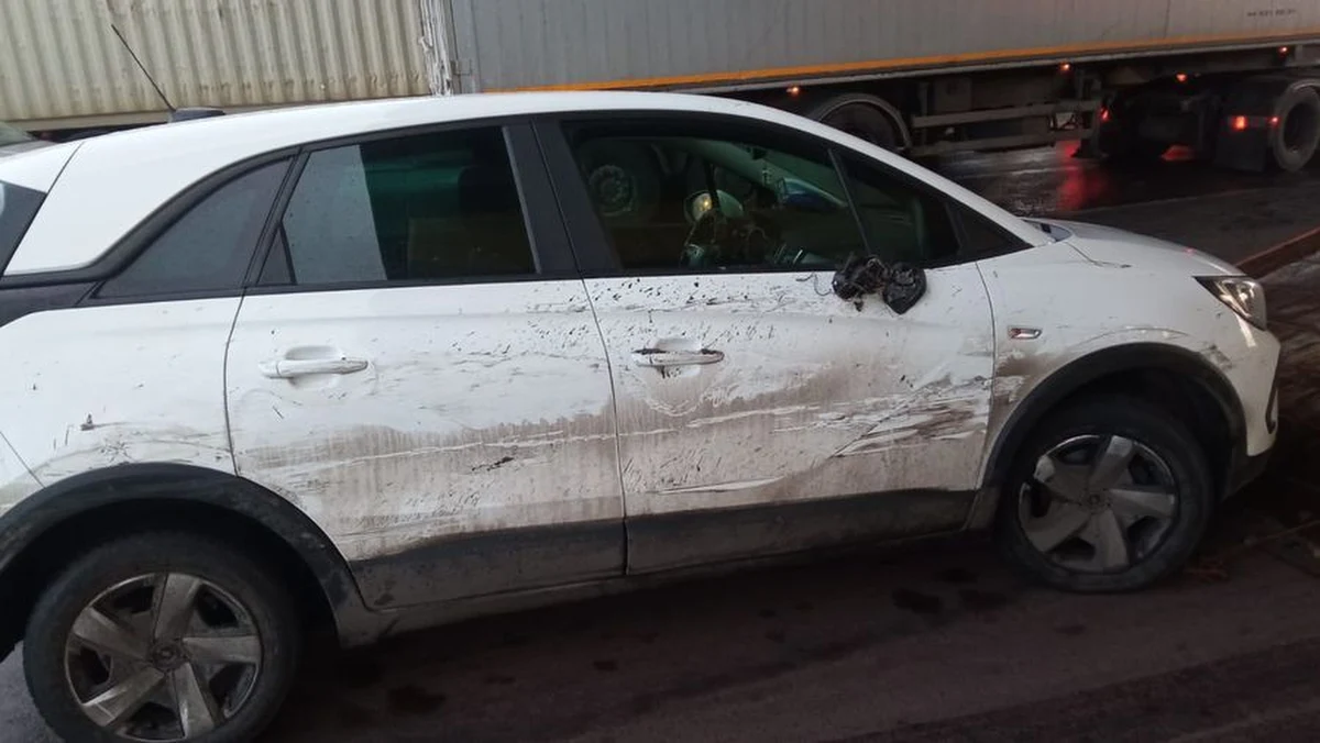 Za jazdę po pijanemu i dwie kolizje odpowie 19-latek z Gdańska. Kierujący oplem podczas manewru omijania najpierw uderzył w stojący po prawej stronie jezdni samochód osobowy, a następnie w naczepę samochodu ciężarowego. Młody mężczyzna miał prawo jazdy od zaledwie czterech miesięcy.    

