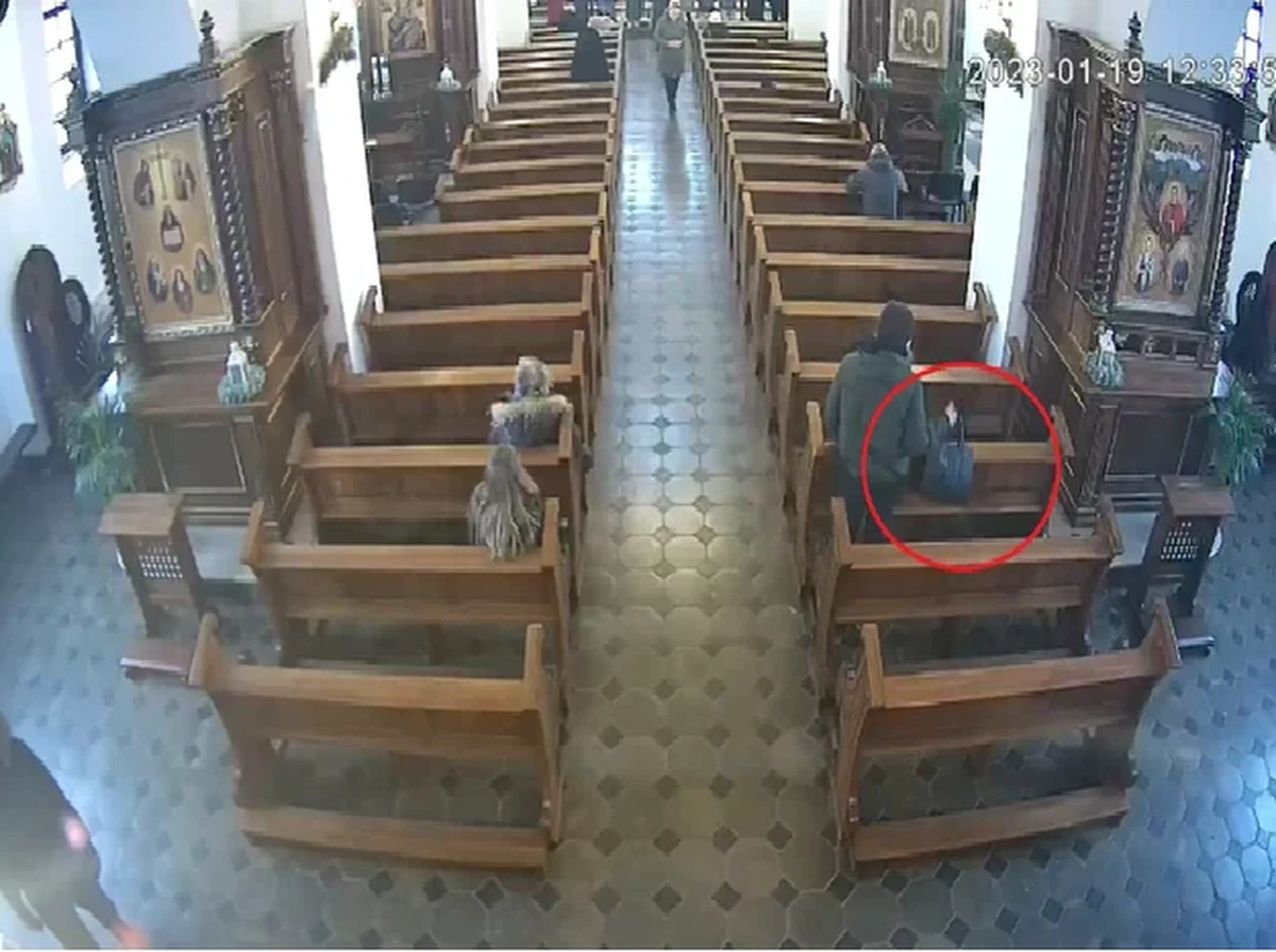 Policjanci aresztowali kobietę, która grasowała w suwalskich kościołach i okradała wiernych. W drugiej połowie stycznia do sieci trafiło nagranie, ukazujące moment przestępstwa w jednej ze świątyń. Złodziejka wykorzystała moment, kiedy jedna z kobiet poszła przyjąć komunię świętą i zostawiła torebkę na ławce.
