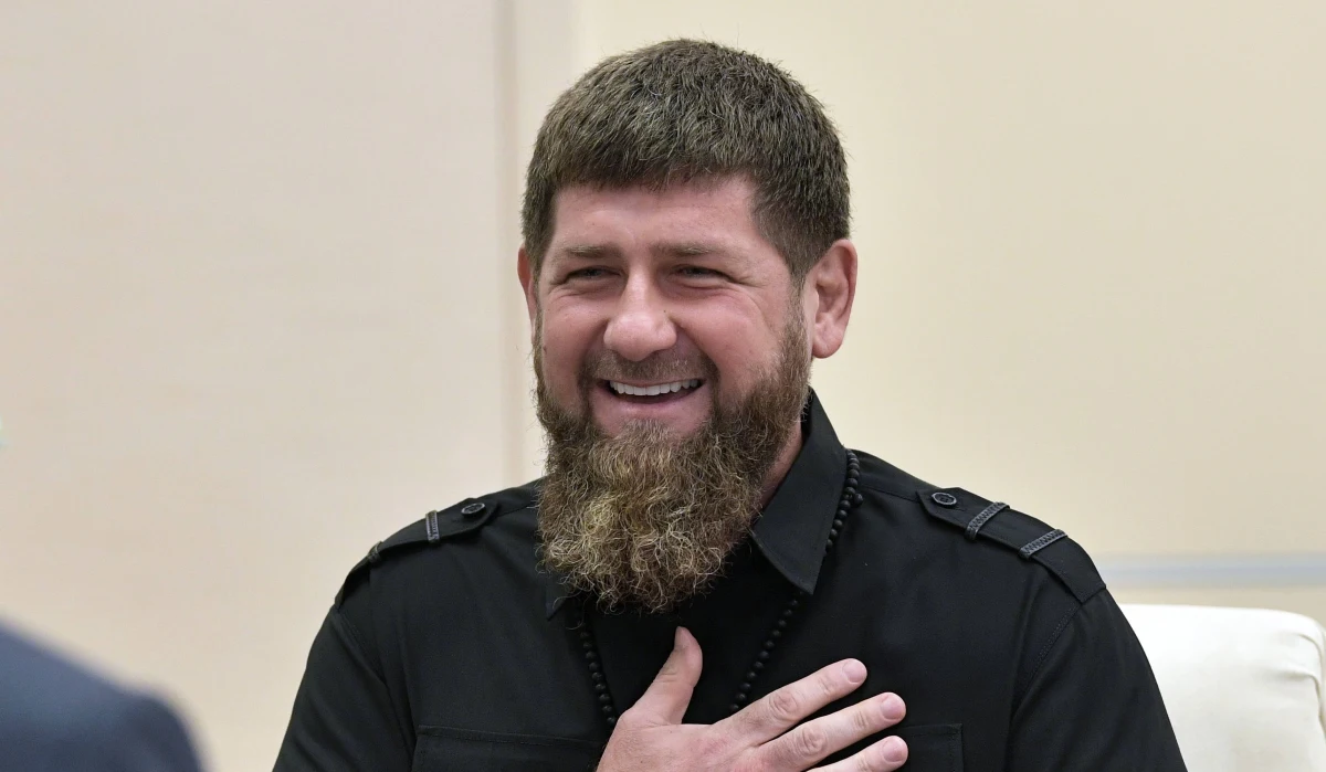 ​Czeczeński przywódca Ramzan Kadyrow wściekle zareagował na słowa polskiego premiera Mateusza Morawieckiego, który stwierdził, że Czeczenia zasługuje na niepodległość. "Gdzie byłeś, kiedy walczyliśmy o Iczkerię?" - zapytał Kadyrow na nagraniu opublikowanym na kanale na Telegramie. Niezależne media wskazują jednak, że Rosja przez lata przecież oskarżała Zachód o wspieranie czeczeńskich separatystów, którzy chcieli odłączenia republiki.