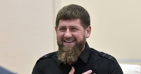 ​Czeczeński przywódca Ramzan Kadyrow wściekle zareagował na słowa polskiego premiera Mateusza Morawieckiego, który stwierdził, że Czeczenia zasługuje na niepodległość. "Gdzie byłeś, kiedy walczyliśmy o Iczkerię?" - zapytał Kadyrow na nagraniu opublikowanym na kanale na Telegramie. Niezależne media wskazują jednak, że Rosja przez lata przecież oskarżała Zachód o wspieranie czeczeńskich separatystów, którzy chcieli odłączenia republiki.