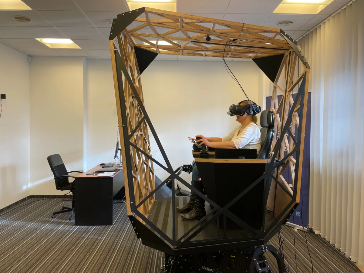 To pierwszy na świecie wirtualny symulator jednostki typu CTV - zapewnia Centrum Nowym Kompetencji, trójmiejska firma, która opracowała urządzenie. Posłuży ono do szkolenia załóg jednostek do obsługiwania i serwisowania morskich farm wiatrowych. W przyszłości u polskich wybrzeży potrzebnych może być nawet kilkadziesiąt takich statków. 