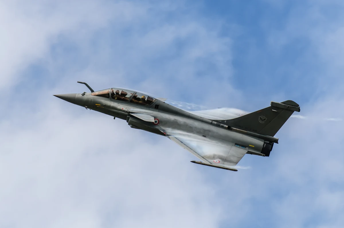 Francuski minister obrony Sébastien Lecornu spotkał się we wtorek ze swoim ukraińskim odpowiednikiem, Ołeksijem Reznikowem. Pytany na konferencji prasowej o dostawy myśliwców na Ukrainę, odpowiedział, że "nie ma tematów tabu". Lecornu przekazał ponadto, że Francja wyśle na Ukrainę kolejne 12 armatohaubic Caesar.