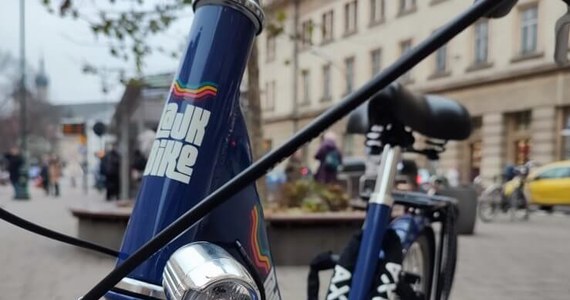 Na wiosnę w Krakowie ruszy pierwsza w Polsce długoterminowa wypożyczalnia rowerów. W ofercie znajdą się jednoślady tradycyjne jak i elektryczne. Do miasta dotarły już te standardowe rowery, a teraz wybrano ofertę na dostawę 250 elektryków.
