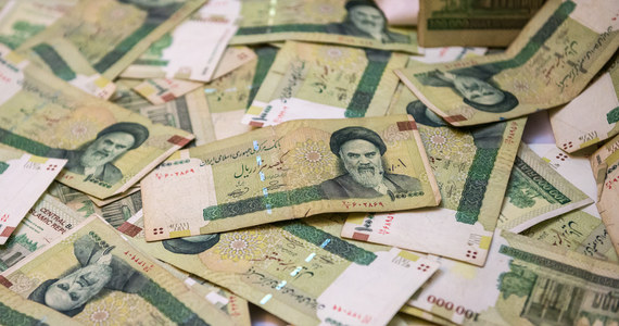 Rosja i Iran integrują systemy bankowe - informuje agencja Reutera, powołując się na irański bank centralny. Banki w obu krajach zostały wcześniej odcięte od międzynarodowego systemu płatności SWIFT. Dzięki integracji systemów Rosja ma zamiar zwiększyć handel z Iranem do 10 miliardów dolarów rocznie. 