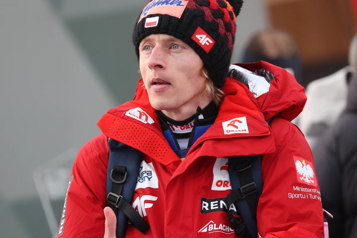 Dawid Kubacki od początku sezonu był właścicielem żółtego plastronu lidera Pucharu Świata w skokach narciarskich. Teraz Polaka prześcignął Halvor Egner Granerud. Norweg po lotach w Bad Mitterndorf wypracował sobie 112 punktów przewagi nad reprezentantem Polski. Czy Kubackiemu uda się odrobić te straty?