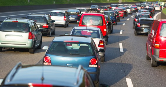 Od 3 kwietnia czekają nas podwyżki za przejazd autostradą A4 na odcinku Katowice – Kraków. Opłaty na każdej bramce mają wynieść po 15 zł dla aut osobowych (dotąd 13 zł) i po 46 zł dla pojazdów pozostałych kategorii (dotąd 40 zł). Zachowane mają zostać rabaty w wysokości 2 zł przy płatnościach elektronicznych dla aut osobowych.