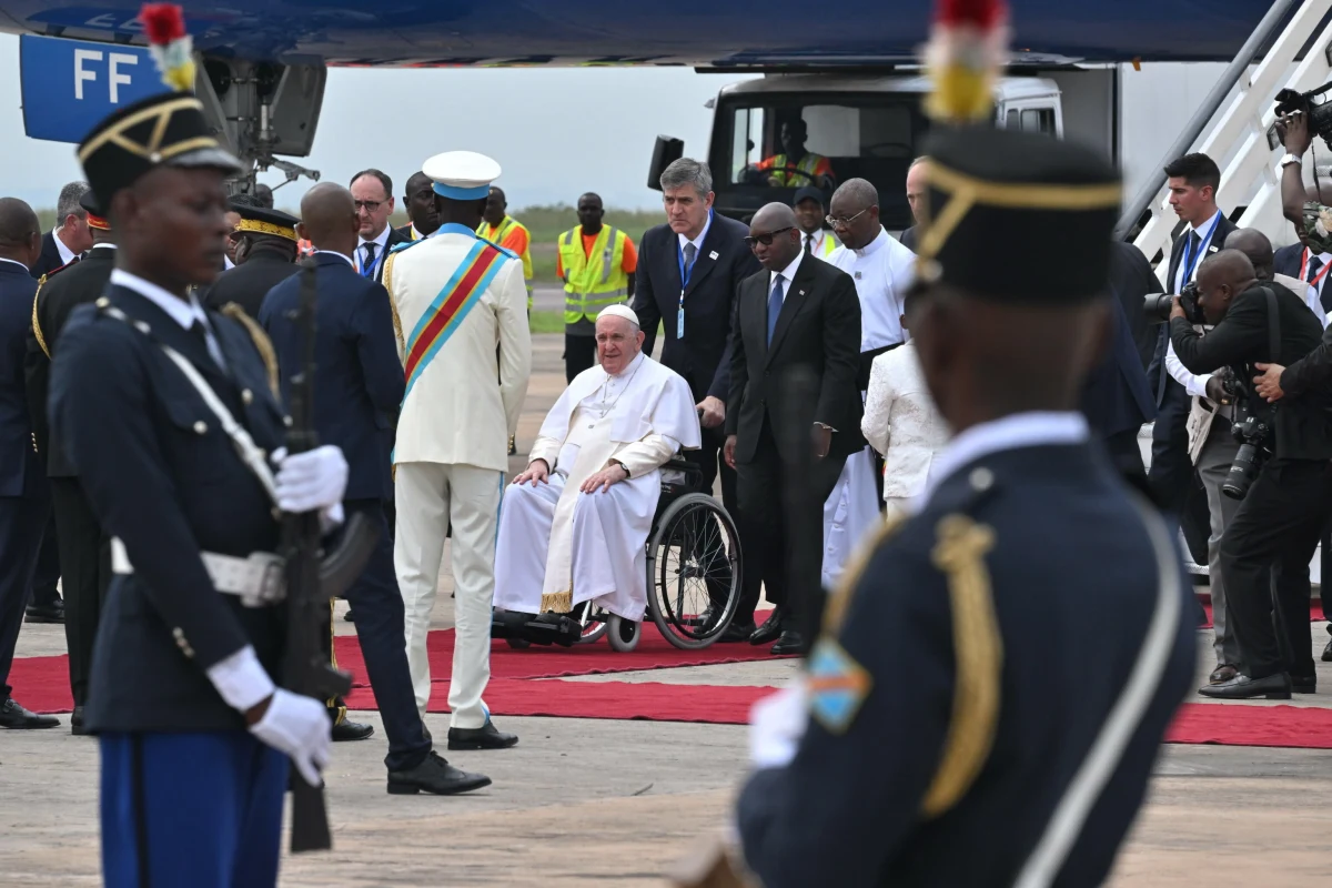 „Ręce precz od Demokratycznej Republiki Konga, ręce precz od Afryki!” - powiedział papież Franciszek we wtorek w pierwszym przemówieniu wygłoszonym po przybyciu do stolicy tego kraju Kinszasy. Apelował, odnosząc się do wyzysku kontynentu: „Przestańcie dusić Afrykę: nie jest to kopalnia, którą trzeba eksploatować, ani ziemia, którą należy plądrować”.