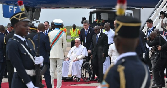 „Ręce precz od Demokratycznej Republiki Konga, ręce precz od Afryki!” - powiedział papież Franciszek we wtorek w pierwszym przemówieniu wygłoszonym po przybyciu do stolicy tego kraju Kinszasy. Apelował, odnosząc się do wyzysku kontynentu: „Przestańcie dusić Afrykę: nie jest to kopalnia, którą trzeba eksploatować, ani ziemia, którą należy plądrować”.