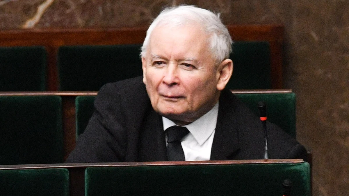 Jarosław Kaczyński poszedł na rękę Radosławowi Sikorskiemu. Prezes PiS zdecydował się wpłacić 50 tysięcy złotych na rzecz sił zbrojnych Ukrainy, kończąc tym samym sądowy spór z byłym ministrem spraw zagranicznych. "Czynię to z satysfakcją" - podkreślił Kaczyński w oświadczeniu przekazanym PAP. Sikorski napisał, że przyjmuje przeprosiny. "Cieszę się, że znaleźliśmy patriotyczne rozwiązanie" - napisał.