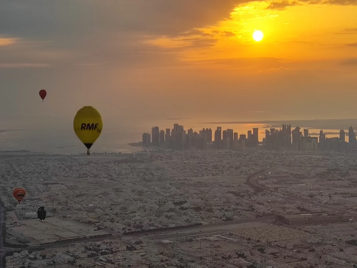 "To były niesamowite przeżycia" - mówi Marek Michalec, pilot balonowy z Kraków Balloon Team i pilot balonu RMF FM. W Katarze zakończyła się 3. edycja Qatar Balloon Festival. W wydarzeniu wzięło ponad 50 balonów z wielu miejsc na świecie, w tym ten z logiem RMF FM. 