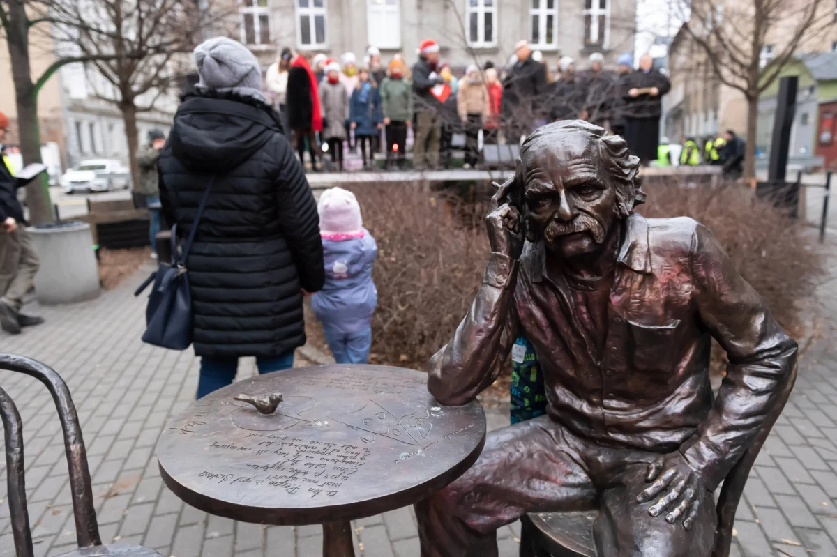Nieznany sprawca lub sprawcy ukradli czapkę i szalik okrywające poznański pomnik satyryka Bohdana Smolenia. W lutym ubiegłego roku doszło do podobnej kradzieży, ale jej sprawców nie wykryto.