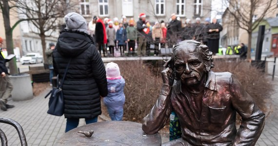 Nieznany sprawca lub sprawcy ukradli czapkę i szalik okrywające poznański pomnik satyryka Bohdana Smolenia. W lutym ubiegłego roku doszło do podobnej kradzieży, ale jej sprawców nie wykryto.