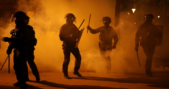 Starcia uliczne wybuchły w czasie wielkiej paryskiej demonstracji przeciwko reformie systemu emerytur. Skrajnie lewicowe bojówki obrzuciły kamieniami i butelkami policjantów, którzy odpowiedzieli gazem łzawiącym i pałkami. Według związkowców, w ponad 250 miastach Francji demonstrowały prawie 3 miliony osób.