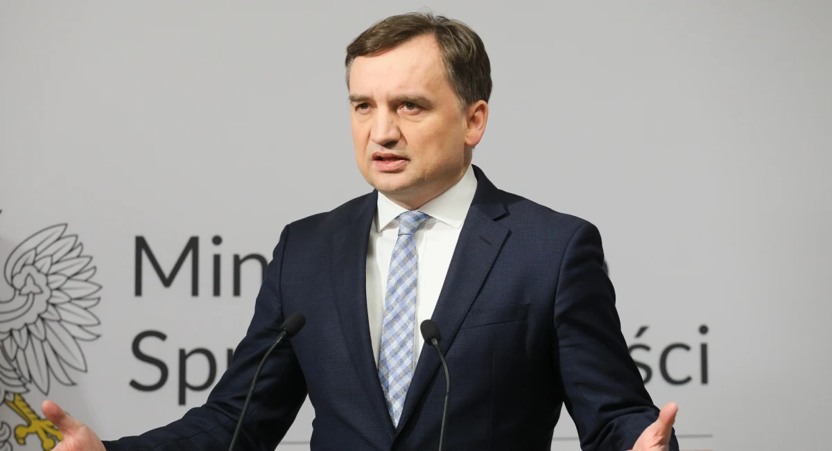 Wobec sprawców drobniejszych przestępstw rozszerzamy działanie systemu dozoru elektronicznego - poinformował minister sprawiedliwości prokurator generalny Zbigniew Ziobro. 