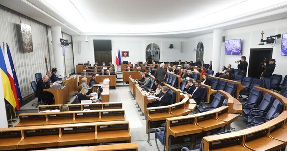 Z kilkunastoma poprawkami i zgodnie z oczekiwaniami Senat przyjął ustawę o Sądzie Najwyższym. Za głosowało 96 senatorów, nikt nie był przeciw i nikt się nie wstrzymał. Dyskusja w drugiej izbie trwała ponad 7 godzin i sprowadziła się do powtórzenia wszystkich argumentów, które padły w ostatnich tygodniach.