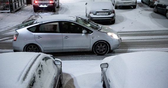 Pogoda dziś nie będzie nas rozpieszczać - w całym kraju spodziewane są opady deszczu i deszczu ze śniegiem. Będzie wiało - najsilniej na Wybrzeżu. Tam początkowo porywy mogą sięgnąć nawet 90 km/h - ostrzega synoptyk Instytutu Meteorologii i Gospodarki Wodnej Anna Woźniak. Mogą też zdarzyć się pojedyncze burze. Już w nocy burze przechodziły nad Polską.