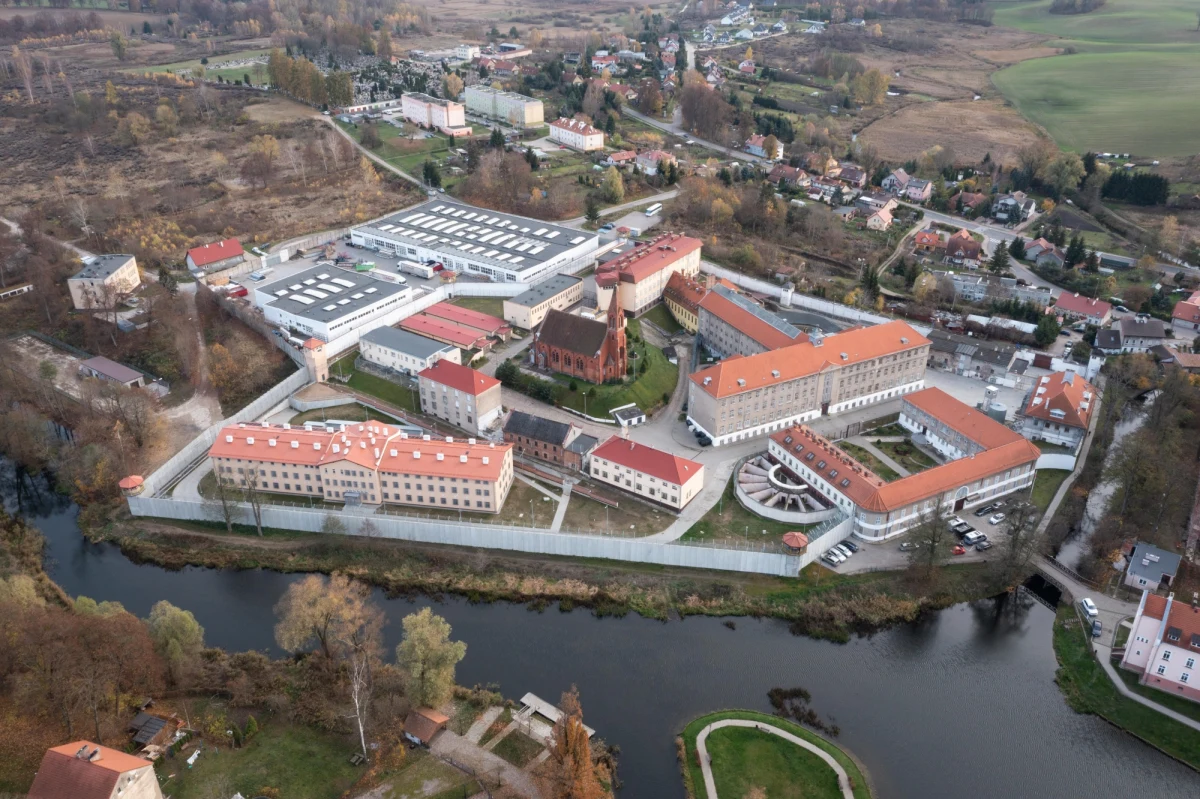 Prokuratura prowadzi śledztwo w sprawie znęcania się ze szczególnym okrucieństwem przez funkcjonariuszy Służby Więziennej z Zakładu Karnego w Barczewie. Także dyrektor generalny SW nakazał przeprowadzenie czynności wyjaśniających. To efekt raportu Krajowego Mechanizmu Prewencji Tortur – pisze "Dziennik Gazeta Prawna". O sprawie informuje także "Rzeczpospolita". 