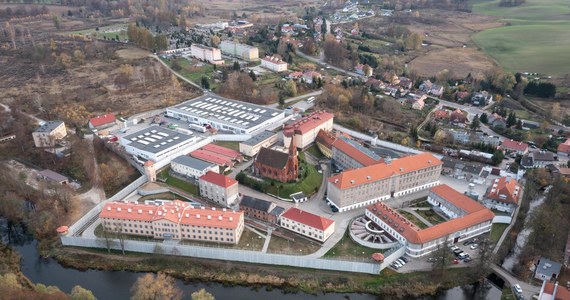 Prokuratura prowadzi śledztwo w sprawie znęcania się ze szczególnym okrucieństwem przez funkcjonariuszy Służby Więziennej z Zakładu Karnego w Barczewie. Także dyrektor generalny SW nakazał przeprowadzenie czynności wyjaśniających. To efekt raportu Krajowego Mechanizmu Prewencji Tortur – pisze "Dziennik Gazeta Prawna". O sprawie informuje także "Rzeczpospolita". 