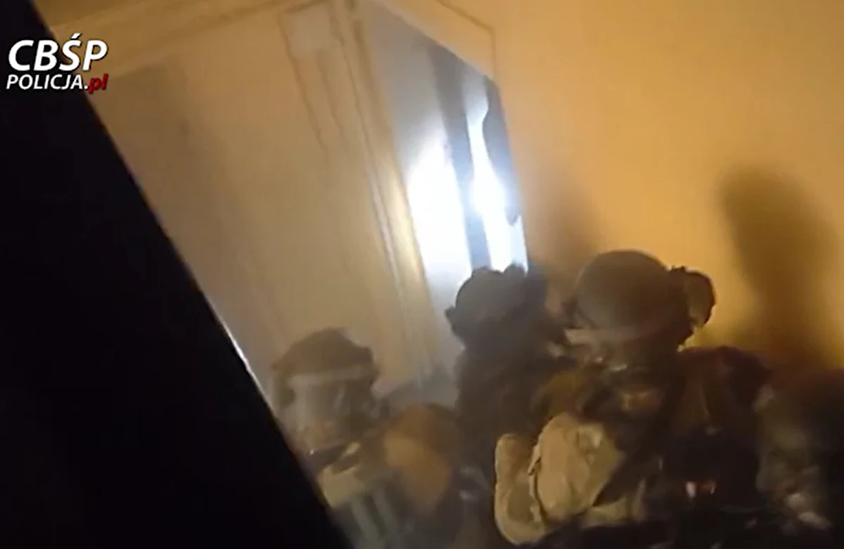 260 policjantów uczestniczyło w akcji zatrzymania 18 osób, które zostały oskarżone o udział w zorganizowanej grupie przestępczej zajmującej się produkcją i sprzedażą narkotyków. Na policyjny celownik została wzięta grupa z miejscowości Błonie na Mazowszu.