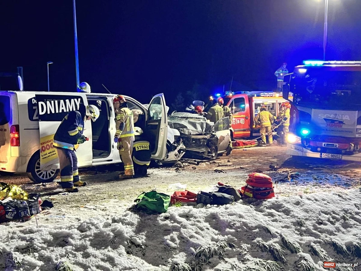 10 osób zostało poszkodowanych w zderzeniu dwóch samochodów na drodze łączącej Kornowac z Raciborzem w woj. śląskim. Zostali przewiezieni do okolicznych szpitali – podała policja. 