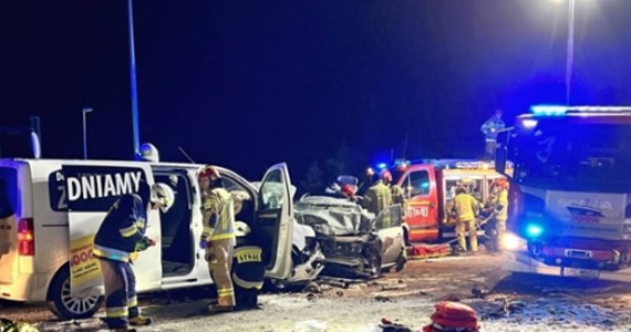 10 osób zostało poszkodowanych w zderzeniu dwóch samochodów na drodze łączącej Kornowac z Raciborzem w woj. śląskim. Zostali przewiezieni do okolicznych szpitali – podała policja. 