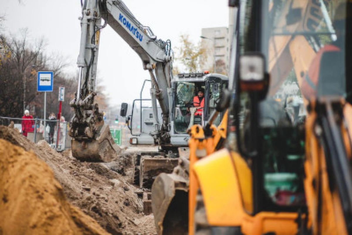Kierowców i pasażerów komunikacji miejskiej w Warszawie od północy z 10 na 11 lutego czekają kolejne zmiany. Od soboty plac budowy zacznie się wydłużać. To oznacza zmiany dla kierowców i pasażerów komunikacji miejskiej.
