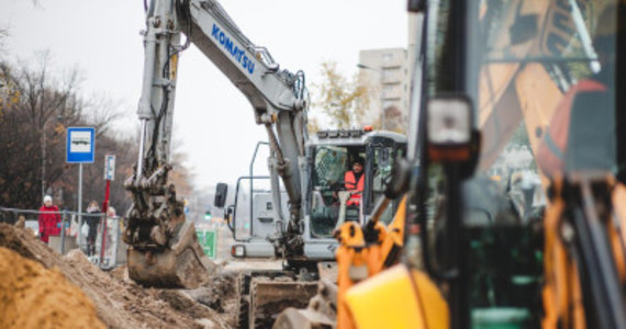 Kierowców i pasażerów komunikacji miejskiej w Warszawie od północy z 10 na 11 lutego czekają kolejne zmiany. Od soboty plac budowy zacznie się wydłużać. To oznacza zmiany dla kierowców i pasażerów komunikacji miejskiej.