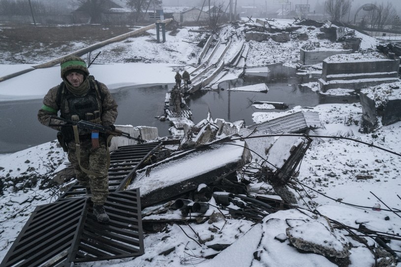 Emerytowany żołnierz amerykańskiej piechoty morskiej walczący u boku sił ukraińskich w regionie Donbasu stwierdził w rozmowie z ABC News, że Bachmut to "maszynka do mielenia mięsa", a średnia długość życia żołnierza na pierwszej linii frontu we wschodniej Ukrainie wynosi zaledwie kilka godzin. 