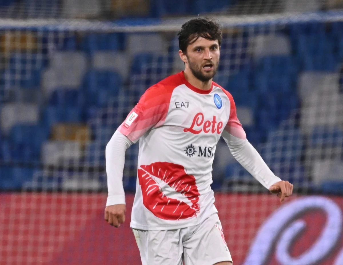 Mistrzostwa świata nie okazały się dla naszych piłkarzy wielką trampoliną, ale dwóch Biało-Czerwonych, którzy zagrali w Katarze, było bohaterami ciekawych transferów. Bartosz Bereszyński trafił do Napoli, a Jakub Kiwior zamienił włoską La Spezię na Londyn. Kilku innych zawodników zmieniło kluby, by mieć większą szansę na grę. Oto najciekawsze transfery polskich piłkarzy podczas zimowego okna transferowego.