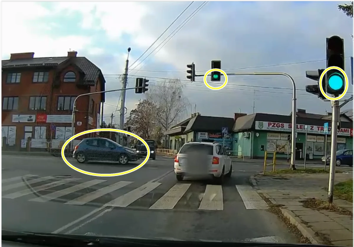 Kierujący peugeotem pokonał ruchliwe skrzyżowanie w Garwolinie na czerwonym świetle omal nie taranując innego auta, po czym wjechał na kolejne skrzyżowanie, też na czerwonym. Jego wyczyny zarejestrowała kamera, znajdująca się wewnątrz pojazdu egzaminacyjnego.

