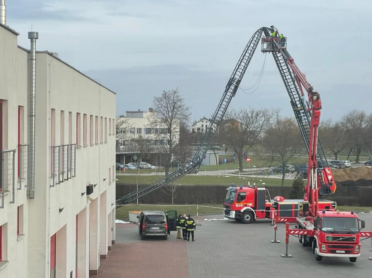 Straż pożarna wycofuje tymczasowo wszystkie wozy z drabinami niemieckiego producenta, po tym jak jedna z nich - podczas testów w Inowrocławiu - złamała się. Na szczęście nikomu nic się nie stało. Sprawę wyjaśnia wewnętrzna strażacka komisja, która współpracuje z przedstawicielami producenta. 
