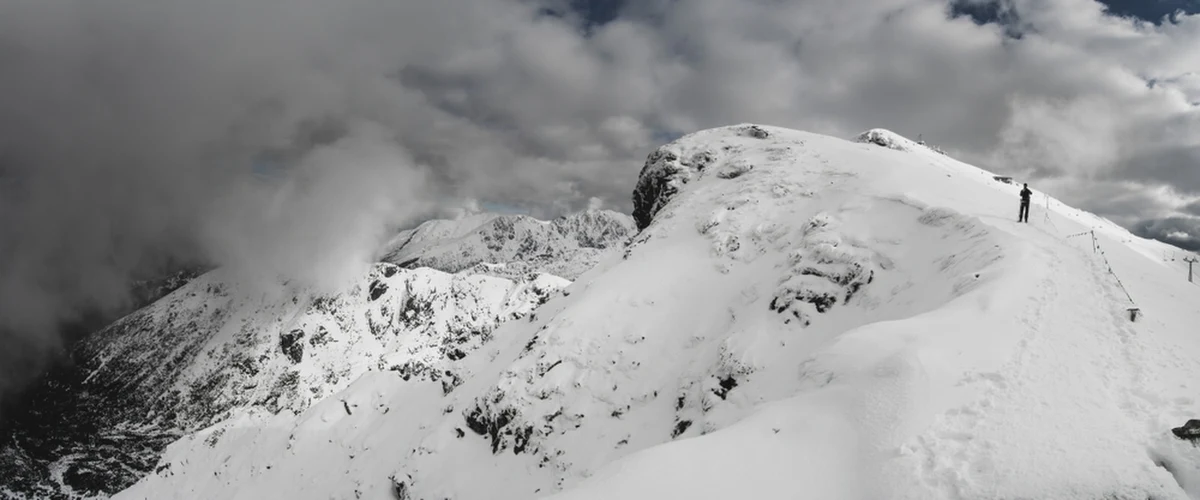"W Tatrach panują skrajnie trudne warunki do uprawiania turystyki" - informuje Tatrzański Park Narodowy. TPN odradza wyjścia powyżej górnej granicy lasu. Według prognoz, intensywne opady śniegu pod Tatrami potrwają przynajmniej przez najbliższe trzy dni.