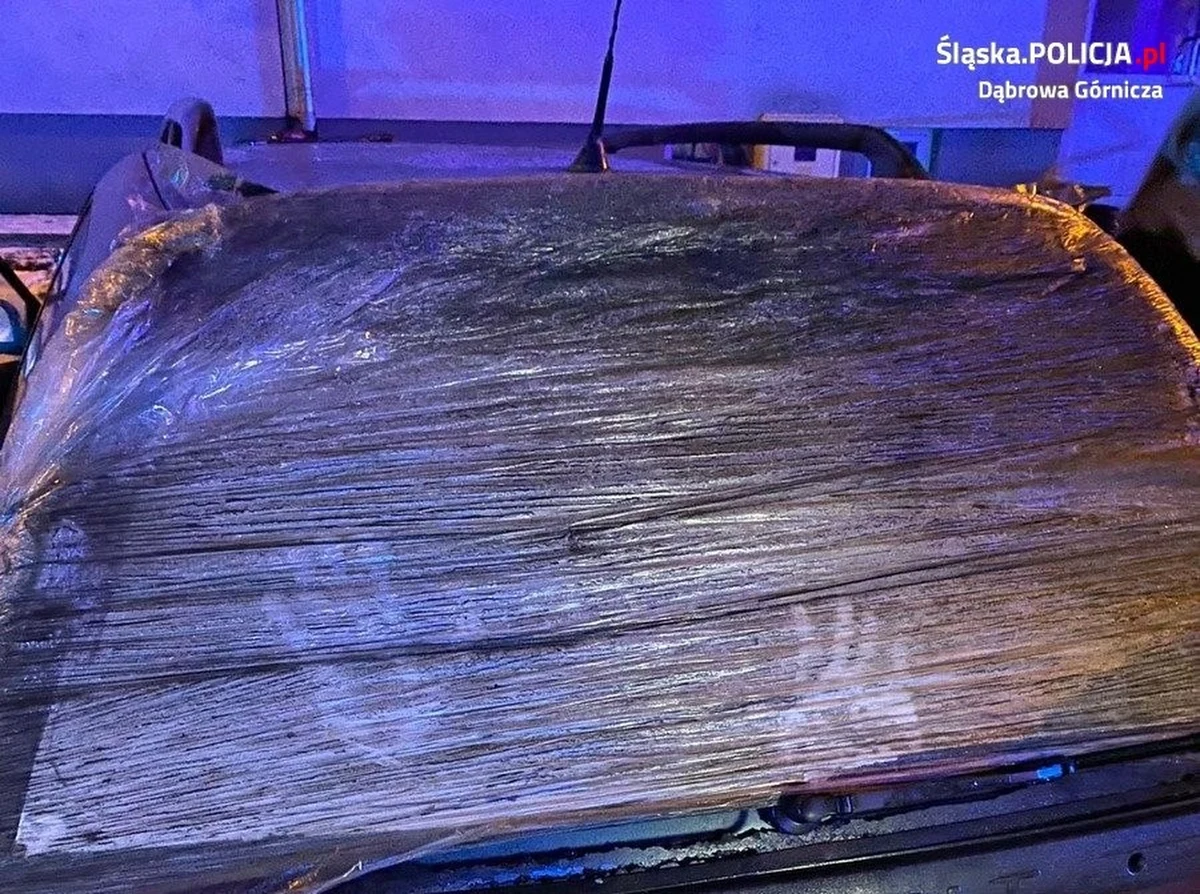 Pościg za 18-letnim kierowcą na ulicach Dąbrowy Górniczej i Sosnowca. Jak się okazało, młody mężczyzna był pod wpływem amfetaminy. W samochodzie wiózł swoją 18-letnią dziewczynę oraz dwoje dzieci – 2- i 14-letnie. 