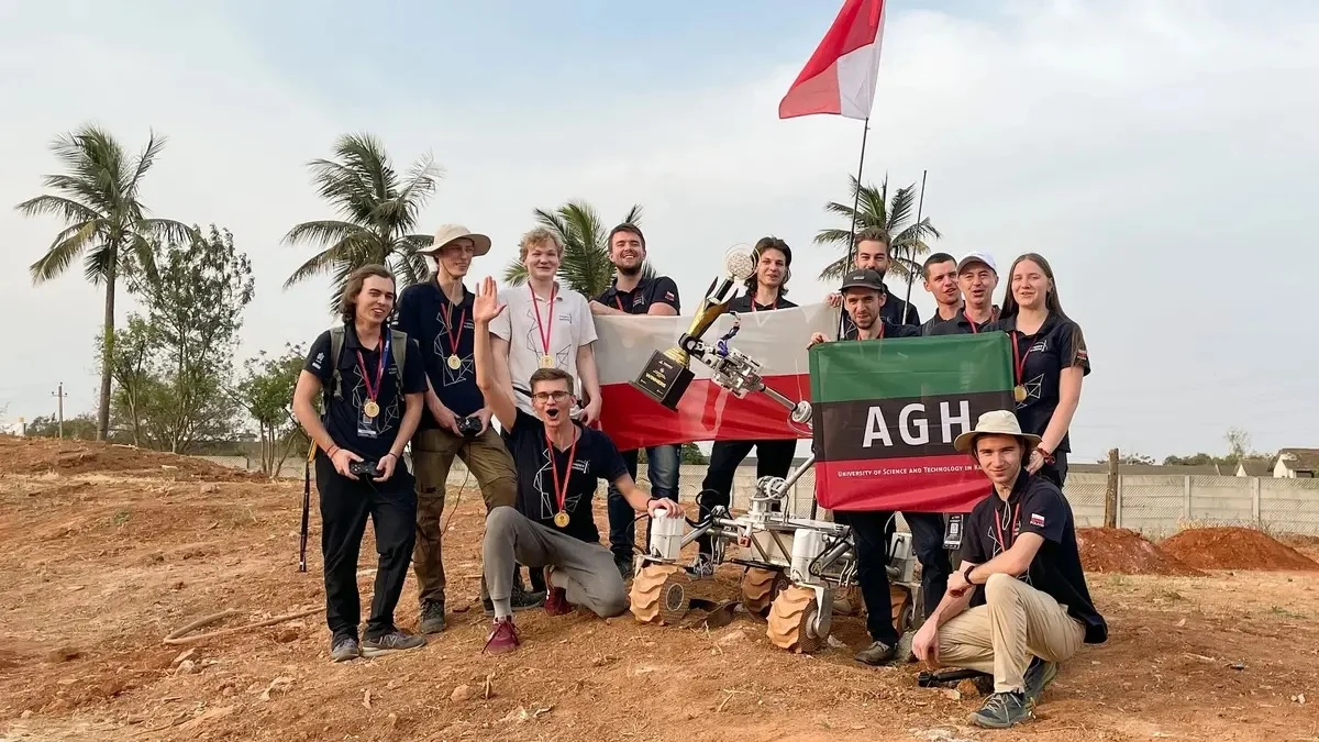 Zespół AGH Space Systems zwyciężył w konkursie International Rover Challenge 2023 w Indiach. To zaliczane do jednych z największych na świecie studenckie zawody łazików planetarnych. Po czterech dniach rywalizacji reprezentanci krakowskiej uczelni pokonali w finale 17 drużyn z całego świata.


