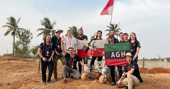 Zespół AGH Space Systems zwyciężył w konkursie International Rover Challenge 2023 w Indiach. To zaliczane do jednych z największych na świecie studenckie zawody łazików planetarnych. Po czterech dniach rywalizacji reprezentanci krakowskiej uczelni pokonali w finale 17 drużyn z całego świata.

