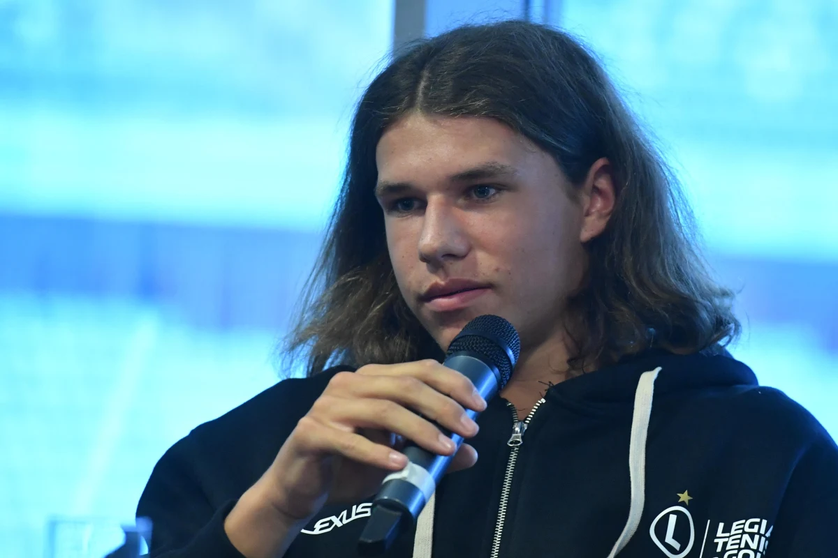 16-letni Tomasz Berkieta niedawno dotarł do półfinału juniorskiego Australian Open i jak przyznaje po powrocie do Polski, to jego największy sukces w dotychczasowej karierze. Młody tenisista ma oczywiście plany i marzenia sięgające o wiele wyżej. Jakim jest tenisistą, na kim się wzoruje i dlaczego porzucił pływanie na rzecz tenisa? Poznajcie bliżej Tomasza Berkietę, który na korcie chciałby być showmanem, ale nie w stylu Nicka Kyrgiosa.