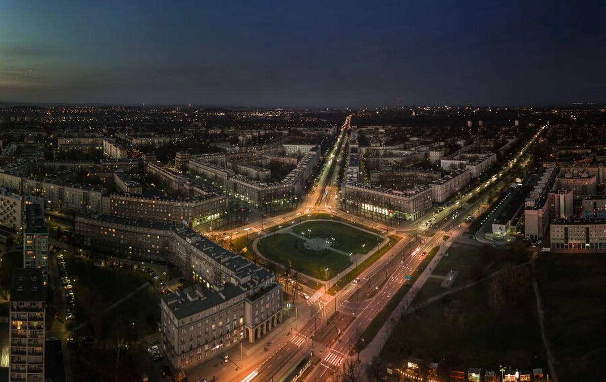 Krakowska dzielnica Nowa Huta otrzymała tytuł "Pomnika Historii". "To formalne usankcjonowanie wieloletnich starań społeczności lokalnej, ekspertów oraz wszystkich osób i instytucji, którym zależało na tym, by chronić i informować o wyjątkowości tego kulturowego krajobrazu" - powiedział prezydent miasta Jacek Majchrowski. Ma on otrzymać 3 lutego z rąk Prezydenta RP Andrzeja Dudy rozporządzenie nadające Nowej Hucie tytuł "Pomnika Historii".