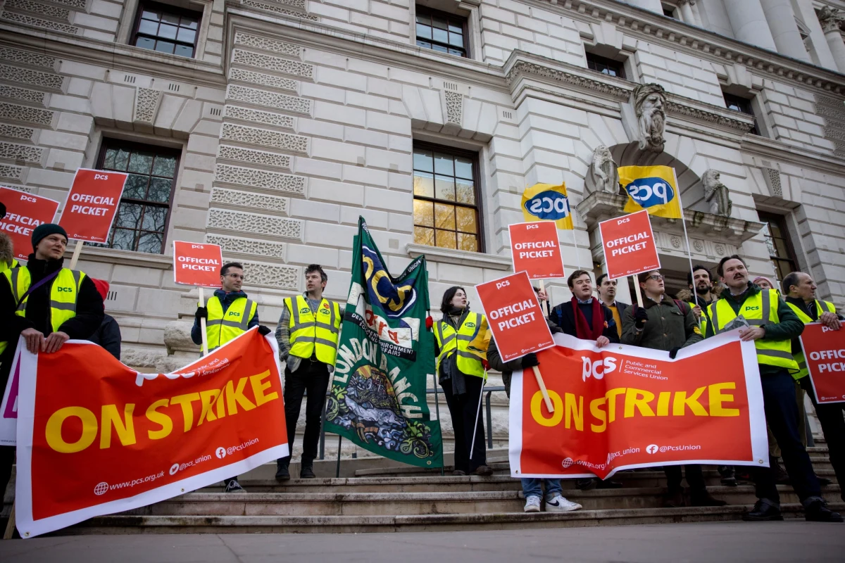 Super Strike Day na Wyspach. Protestują nauczyciele, pracownicy wyższych uczelni, ale także pracownicy kolei i kierowcy autobusów. Rząd Wielkiej Brytanii musi zmierzyć się z kryzysem i zmasowaną krytyką.