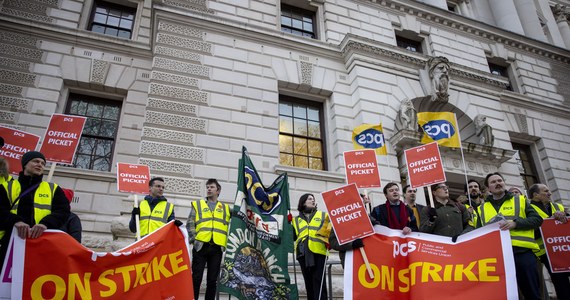 Super Strike Day na Wyspach. Protestują nauczyciele, pracownicy wyższych uczelni, ale także pracownicy kolei i kierowcy autobusów. Rząd Wielkiej Brytanii musi zmierzyć się z kryzysem i zmasowaną krytyką.