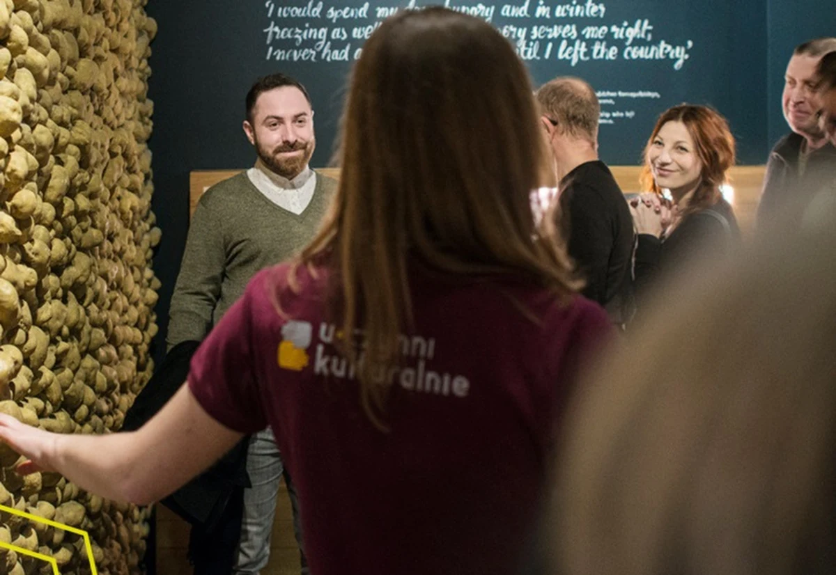 "Interesujesz się historią i lubisz kontakt z ludźmi? Niestraszne Ci wystąpienia publiczne? Chcesz pracować w instytucji kultury i zdobyć doświadczenie? Dołącz do zespołu Muzeum Emigracji" - tymi słowami gdyńskie muzeum zachęca do udziału w rekrutacji ogłoszonej na swojej stronie internetowej. Poszukiwane są osoby, które chciałyby zostać wolontariuszami-przewodnikami. Zgłoszenia można przesyłać do 12 lutego.