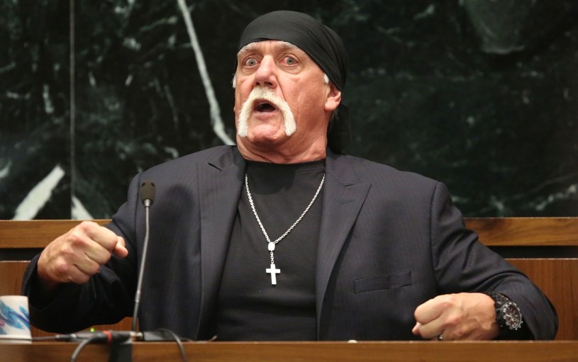 Po emisji ostatniego odcinka "The Kurt Angle Show" pojawiły się spekulacje na temat stanu zdrowia Hulka Hogana. Gospodarz podcastu ujawnił bowiem, że po operacji kręgosłupa, którą przeszedł ten słynny wrestler i aktor pojawiły się poważne komplikacje. W ich wyniku Hogan stracił czucie w nogach. Okazuje się jednak, że sytuacja nie jest aż tak poważna. "Tak naprawdę radzi sobie dobrze, nie został sparaliżowany" - uspokaja rzecznik gwiazdora.