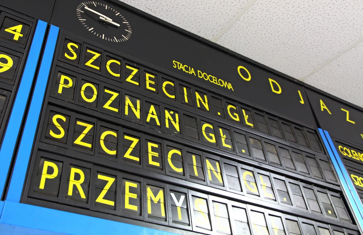 Od poniedziałku z Gryfina do Szczecina będzie można dojechać dodatkowym pociągiem przed godziną 7 rano. Ma to ułatwić podróżnym dotarcie do pracy czy szkoły. Komunikację kolejową na trasie mocno skomplikowało zamknięcie mostu przez Regalicę. Od tygodnia pociągi regionalne kursują objazdem, co znacznie wydłużyło podróż.
