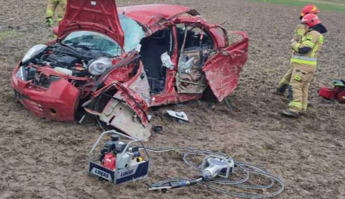 19-latek zginął w tragicznym wypadku. Uderzył w drzewo na polu