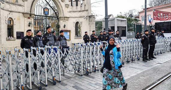 "Względy bezpieczeństwa" zdecydowały o zamknięciu konsulatów Niemiec i Wielkiej Brytanii w Stambule. Placówki poszły śladem konsulatu Holandii, który jako pierwszy w poniedziałek wstrzymał normalną pracę - informuje Balkan Insight.