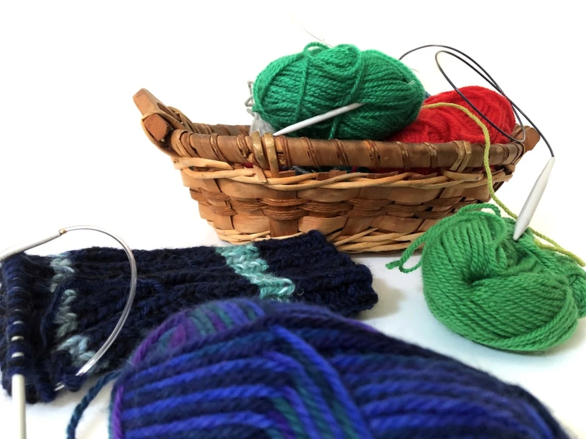 Potrzebne są włóczka i druty na żyłce - zbiórkę rozpoczynają lubelskie Warsztaty Kultury. Grupa ponad 40 ukraińskich seniorek, które przebywają w Lublinie z powodu wojny,  chce robić na drutach ciepłe skarpety i wysyłać żołnierzom na wojnę.