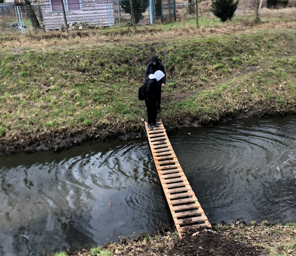 Oryginalny sposób na zwrócenie uwagi na problem, znaleźli mieszkańcy osiedla Stara Miłosna w warszawskiej dzielnicy Wesoła. Nie mogli doprosić się kładki z prawdziwego zdarzenia nad jednym z kanałów, dlatego wzięli sprawy w swoje ręce i przerzucili przez niego... drabinę. Z tej ochoczo korzystają teraz uczniowie pobliskiej szkoły. 