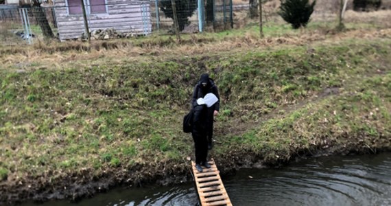 Oryginalny sposób na zwrócenie uwagi na problem, znaleźli mieszkańcy osiedla Stara Miłosna w warszawskiej dzielnicy Wesoła. Nie mogli doprosić się kładki z prawdziwego zdarzenia nad jednym z kanałów, dlatego wzięli sprawy w swoje ręce i przerzucili przez niego... drabinę. Z tej ochoczo korzystają teraz uczniowie pobliskiej szkoły. 